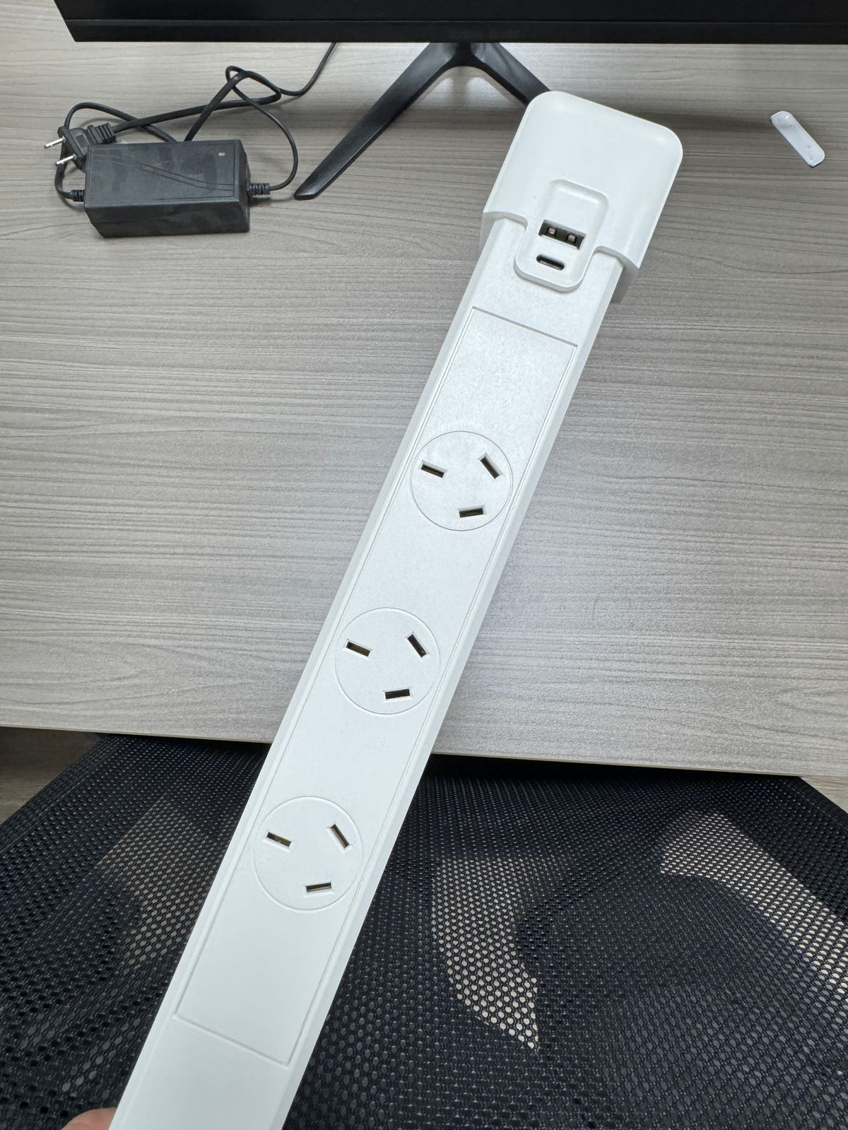 Reconfigurable and expandable power socket